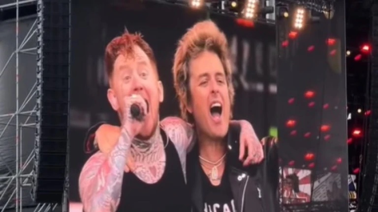 Billie Joe Armstrong junto a los Sex Pistols